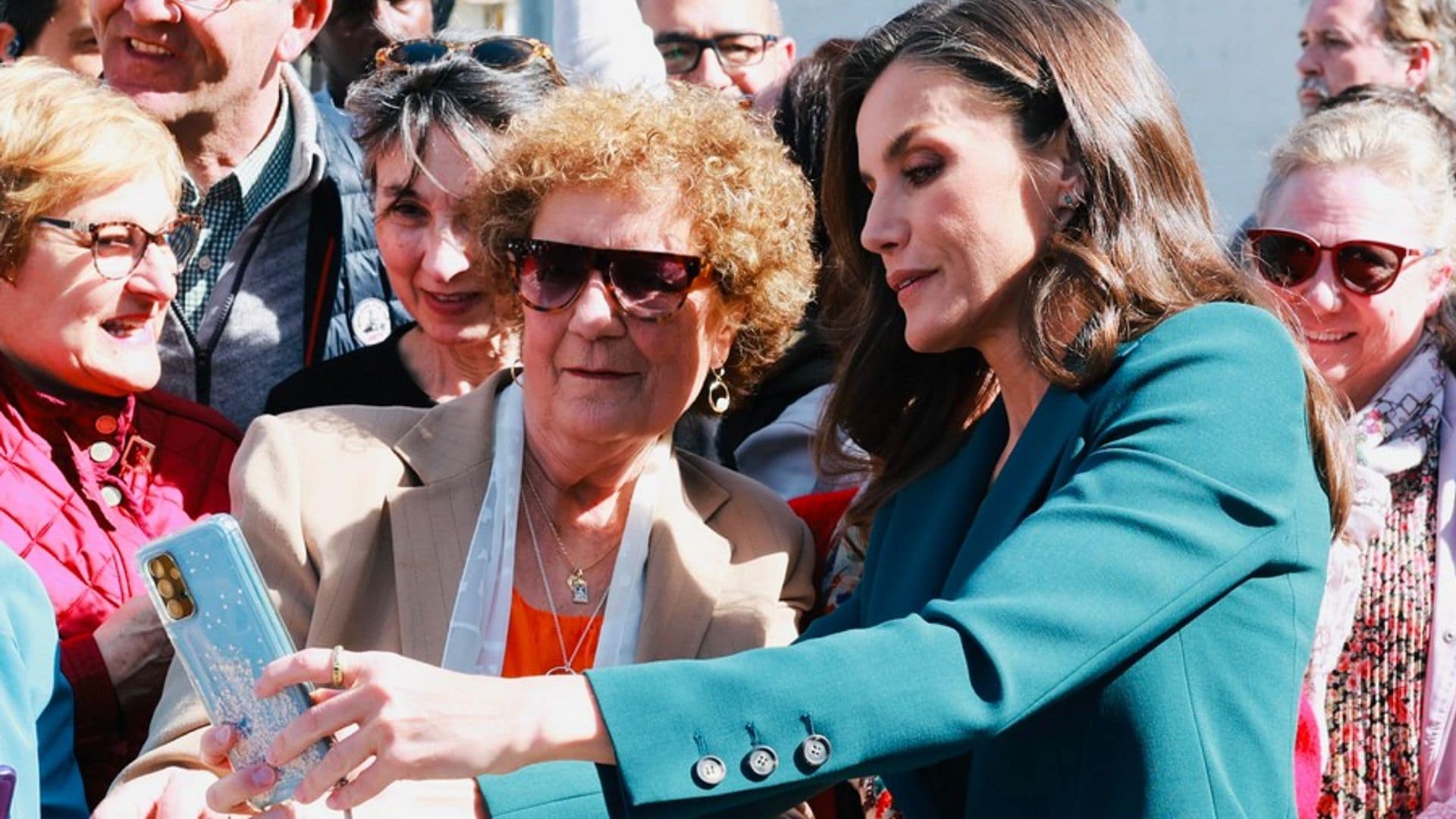 La reina Letizia protagoniza un momentazo enseñando a hacer el selfie perfecto