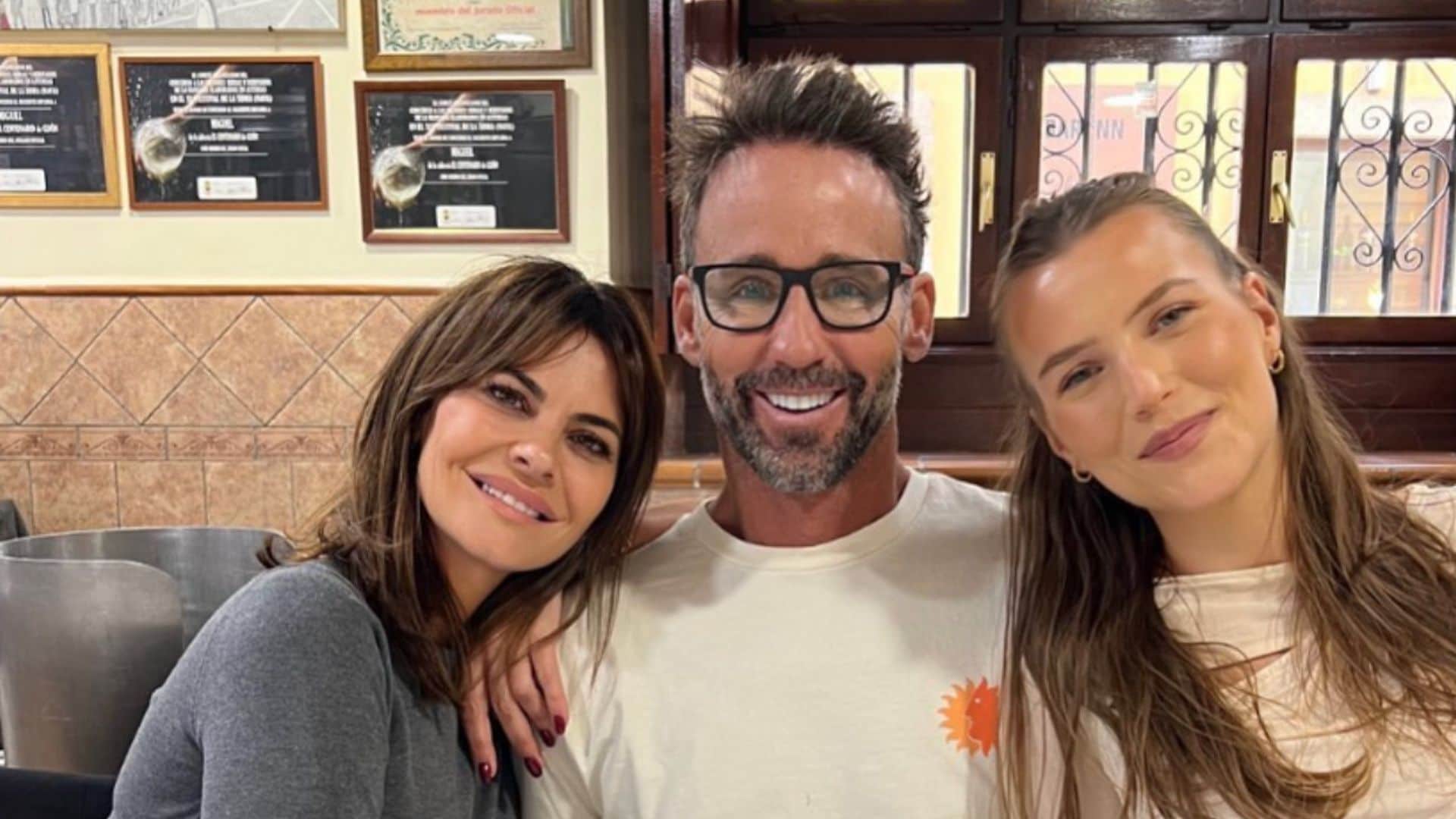Álvaro Muñoz Escassi celebra los 50 con una megafiesta asturiana junto a sus amores y sus compañeros de 'MasterChef'