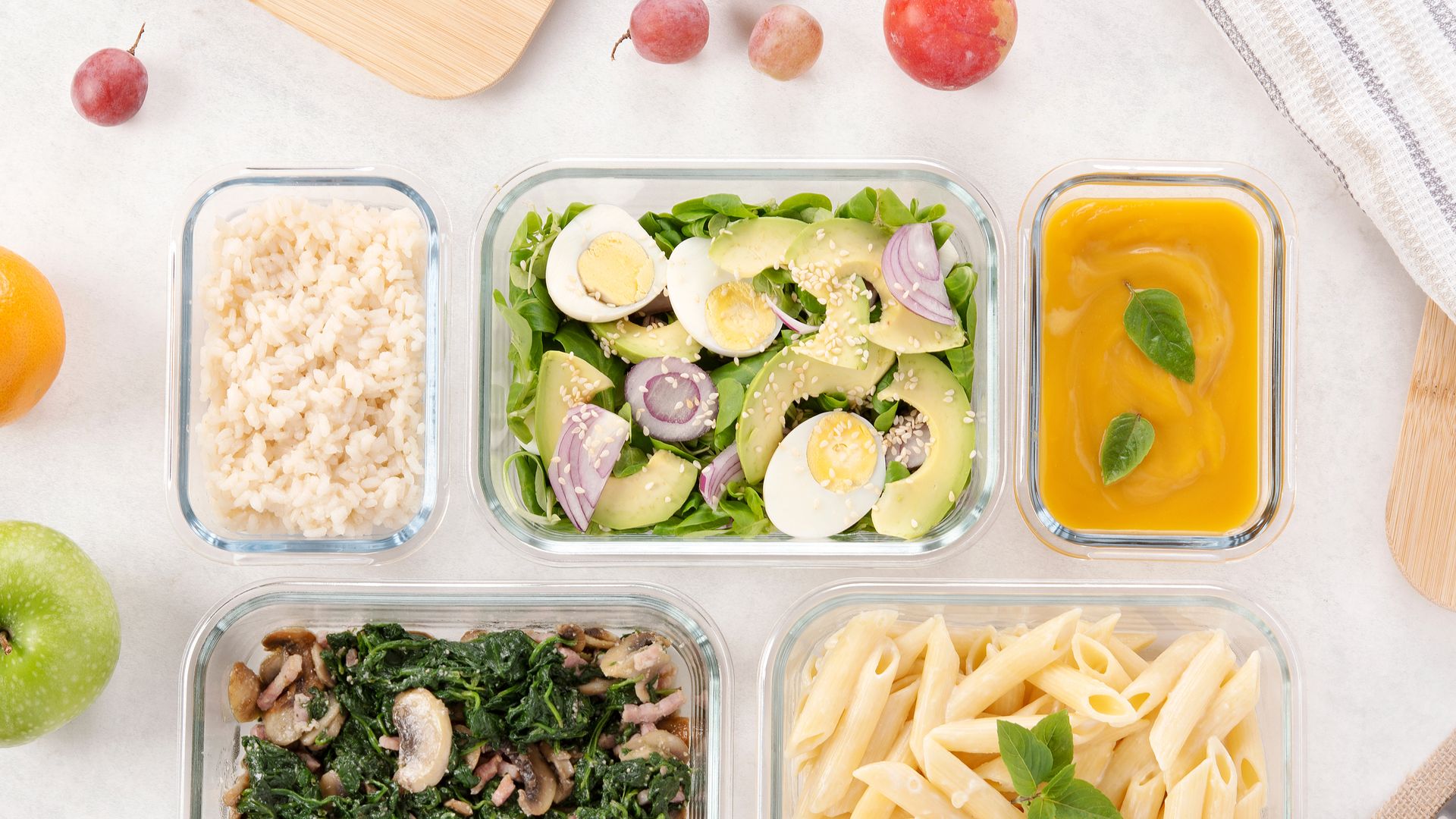 Tápers variados de comida.