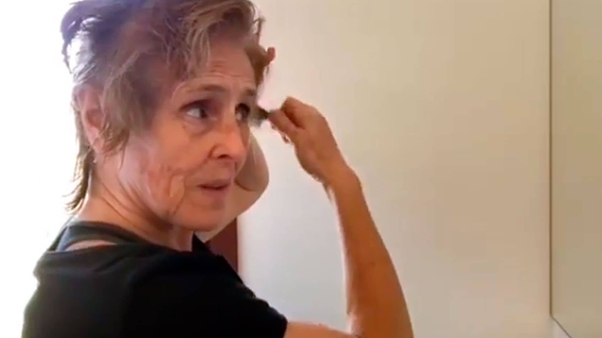 Mercedes Milá demuestra su habilidad como peluquera cortándose el pelo a sí misma