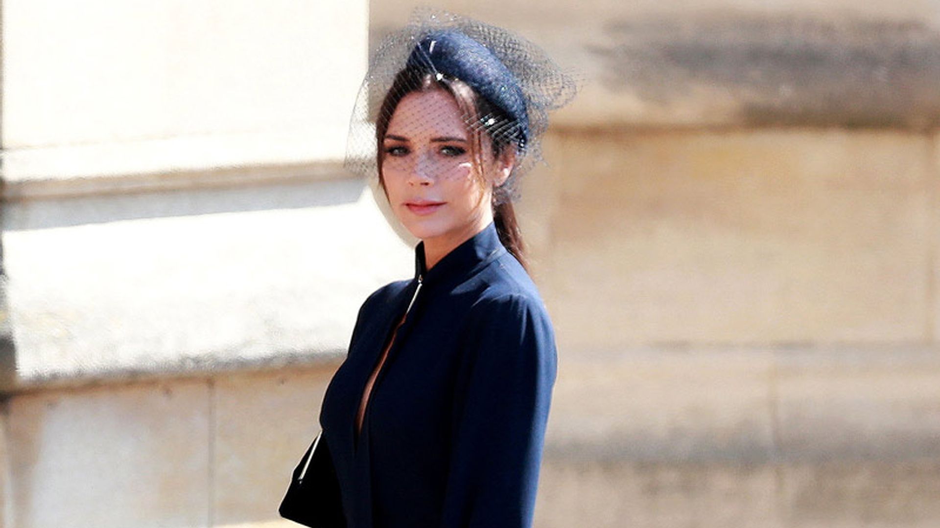 Victoria Beckham sabe cómo hacer de una sudadera su pieza más chic