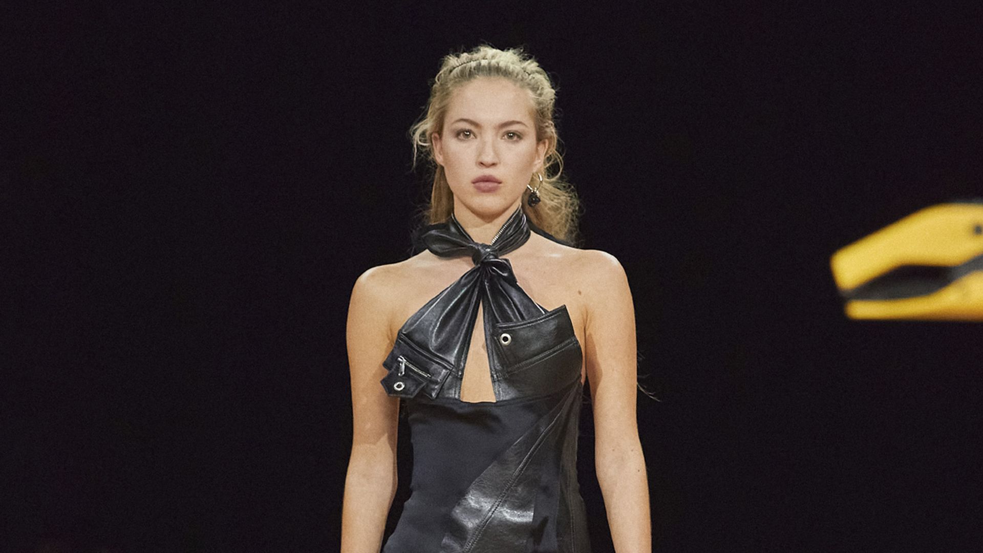 Lila Moss interactúa con el concepto más tecnológico de Coperni