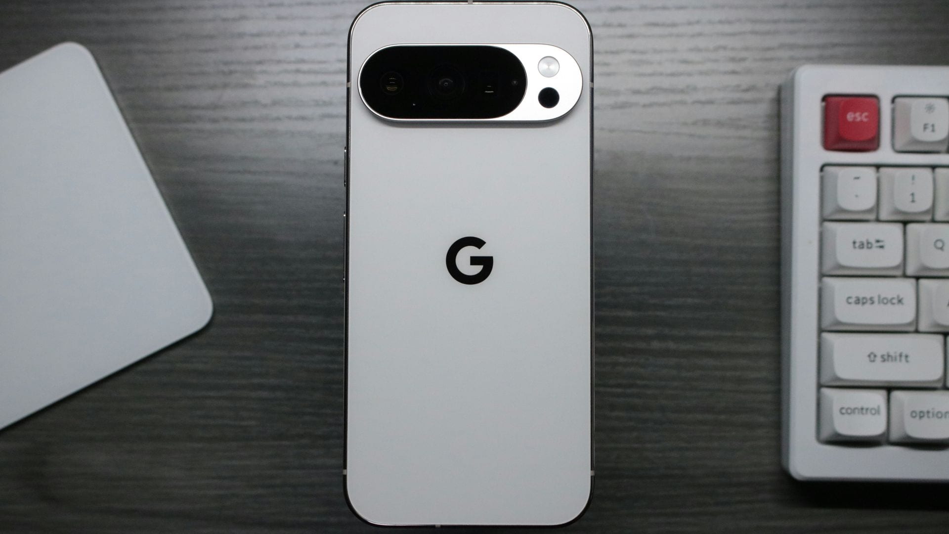 Un Pixel 10 en un escritorio