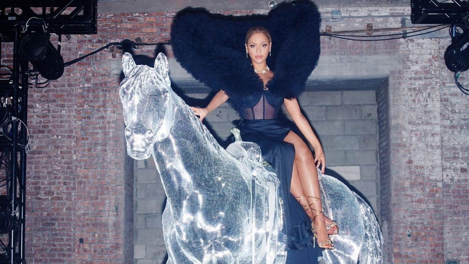 La moda española vuelve a conquistar el armario de Beyoncé, esta vez con una gabardina dramática