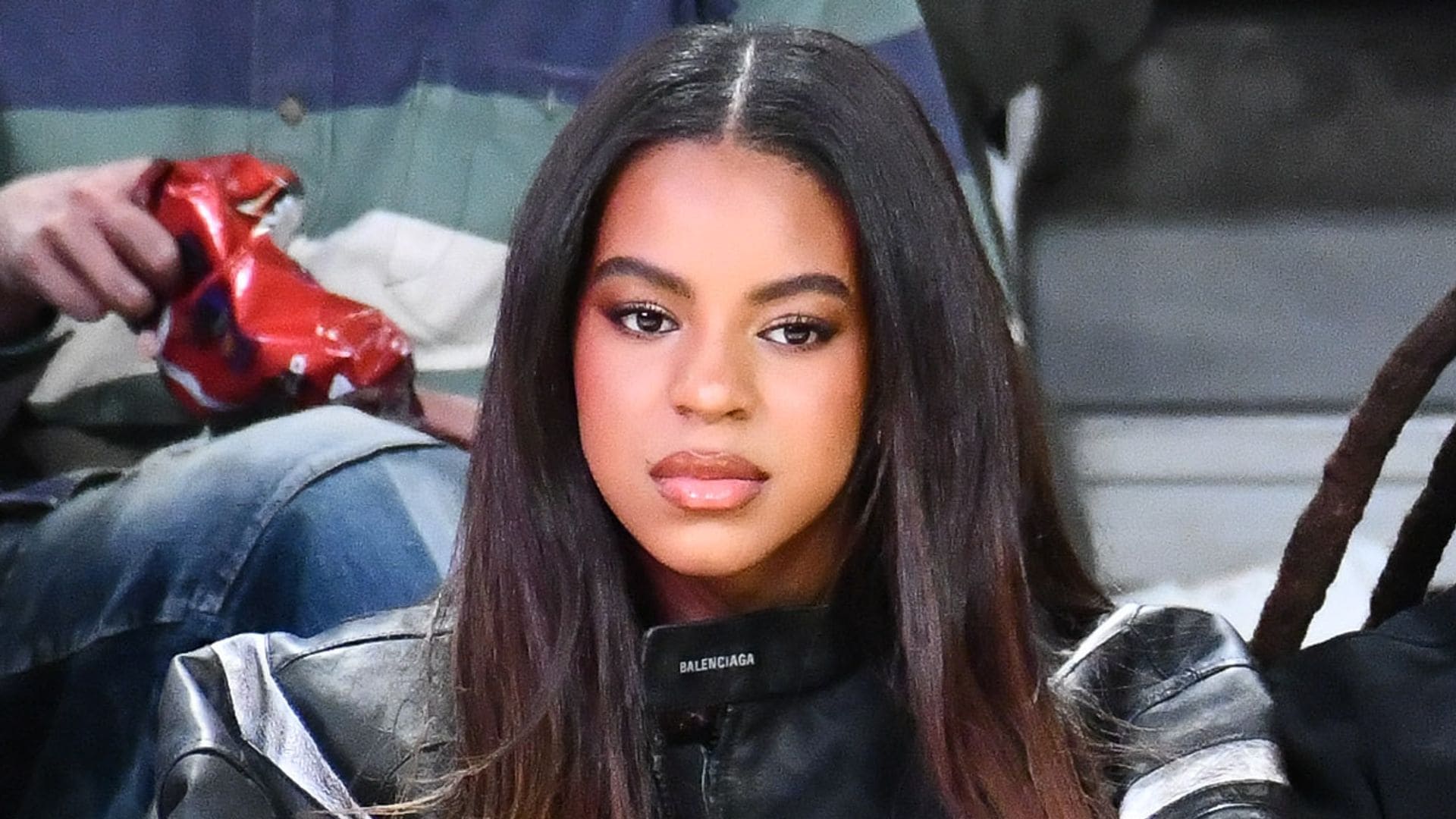 Jay-Z y su hija Blue Ivy Carter en el partido de baloncesto de Los Angeles Lakers y los San Antonio Spurs en el Crypto.com Arena de Los Ángeles, California, el 10 de diciembre de 2025