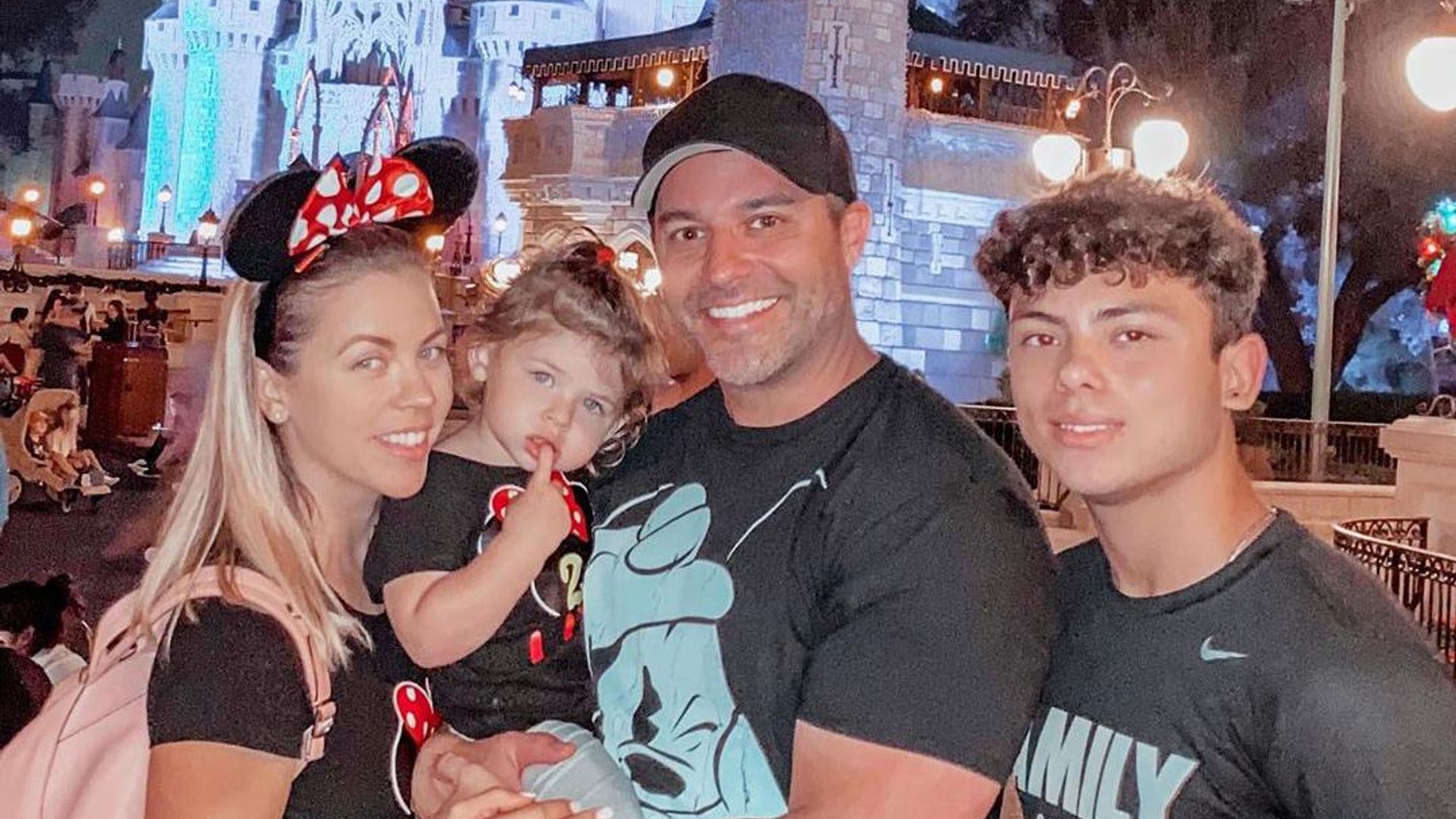Ximena Duque y su familia celebran el cumpleaños de Luna en Disneyland