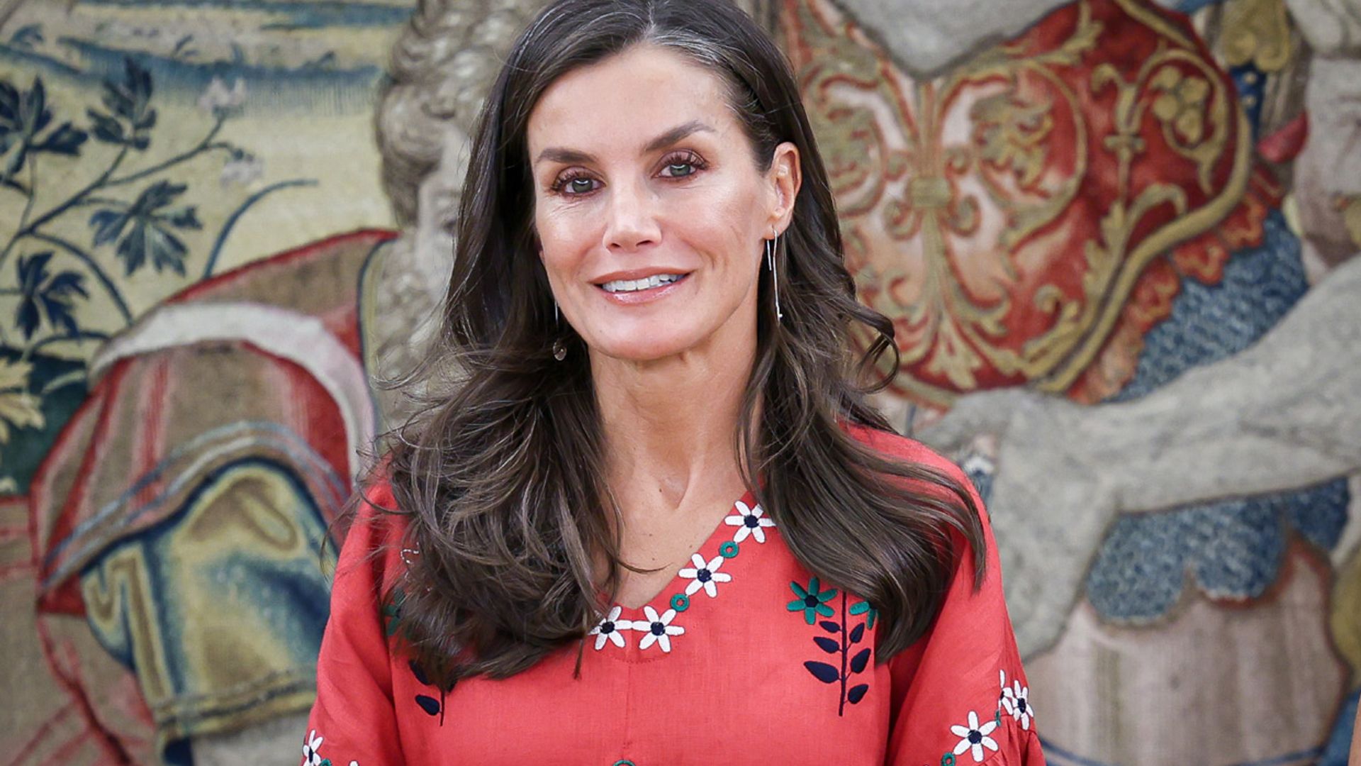Los looks con mensajes solidarios de la reina Letizia