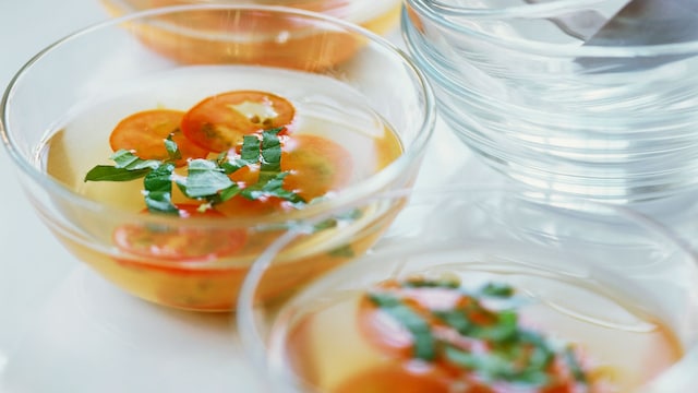 Agua de tomate con albahaca