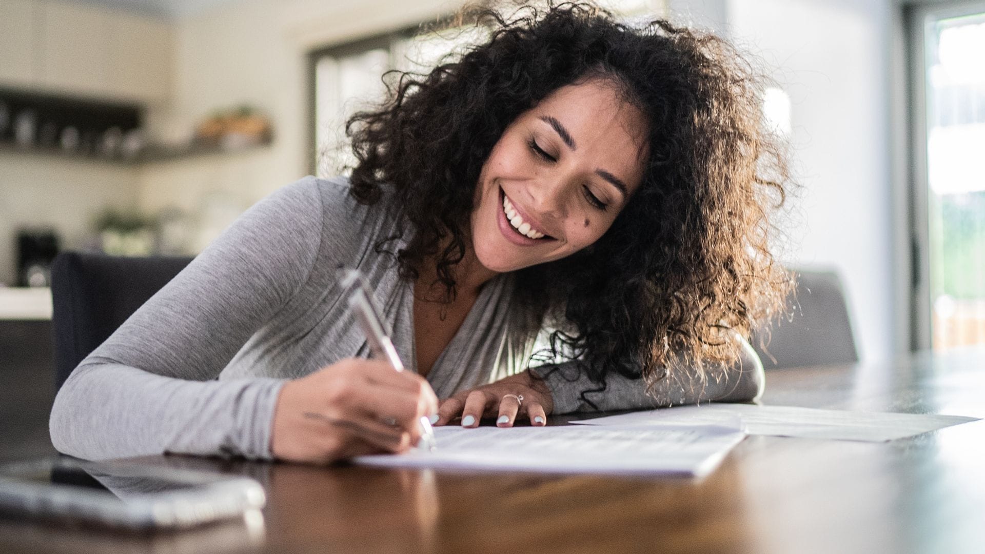 mujer escribiendo carta