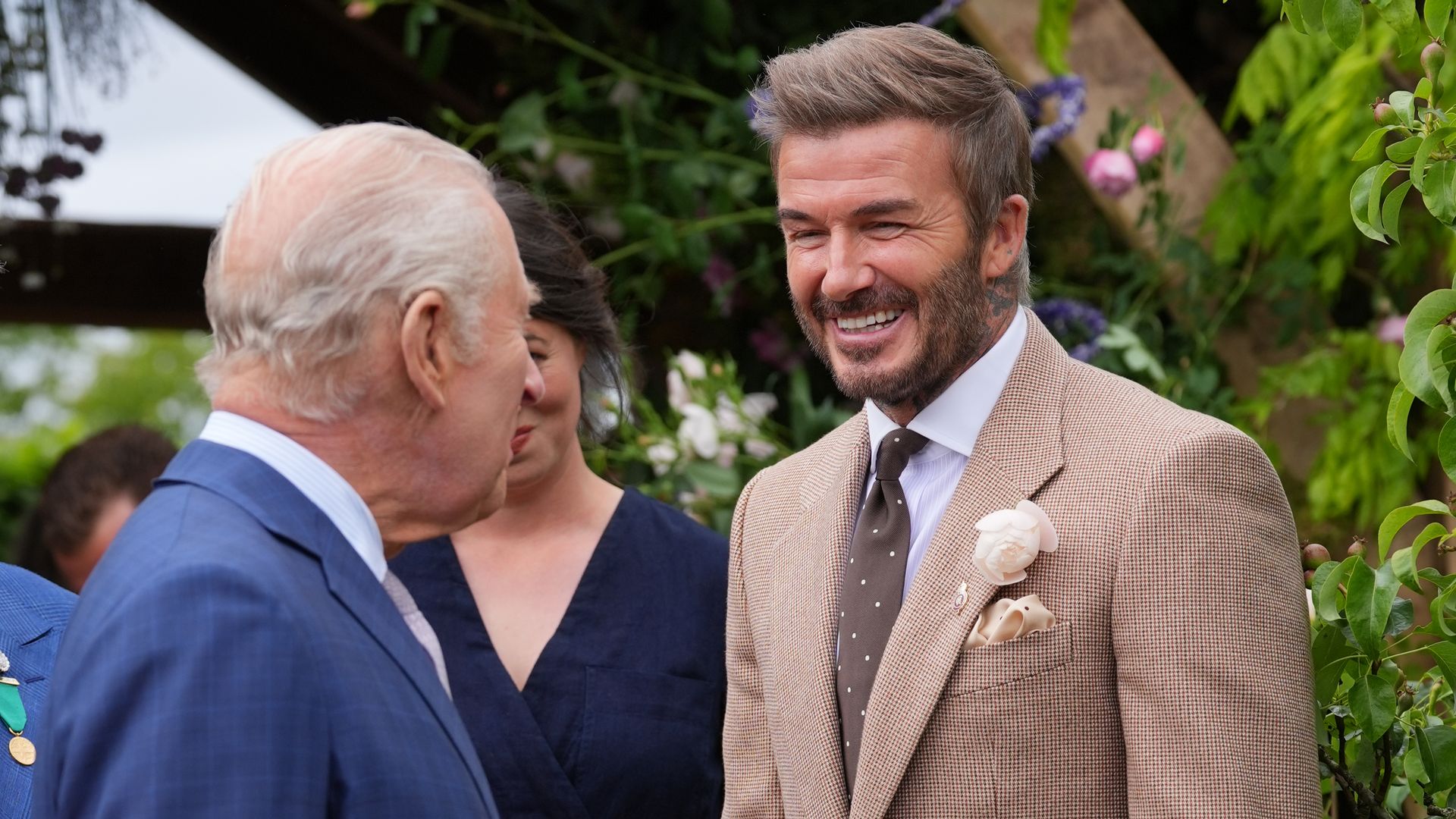 Momento de complicidad entre el monarca inglés y David Beckham 