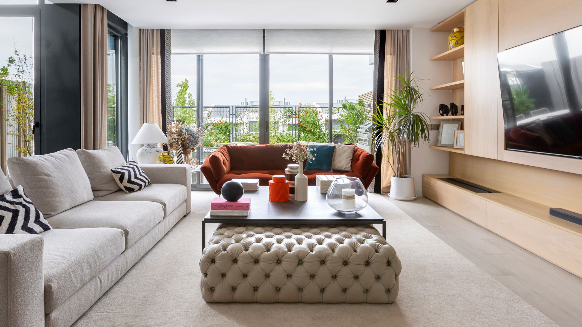 Salón grande diseñado por LC Interiores