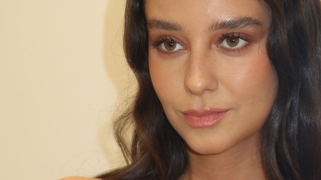 Plano medio de Victoria de Marichalar con maquillaje en tonos marrones