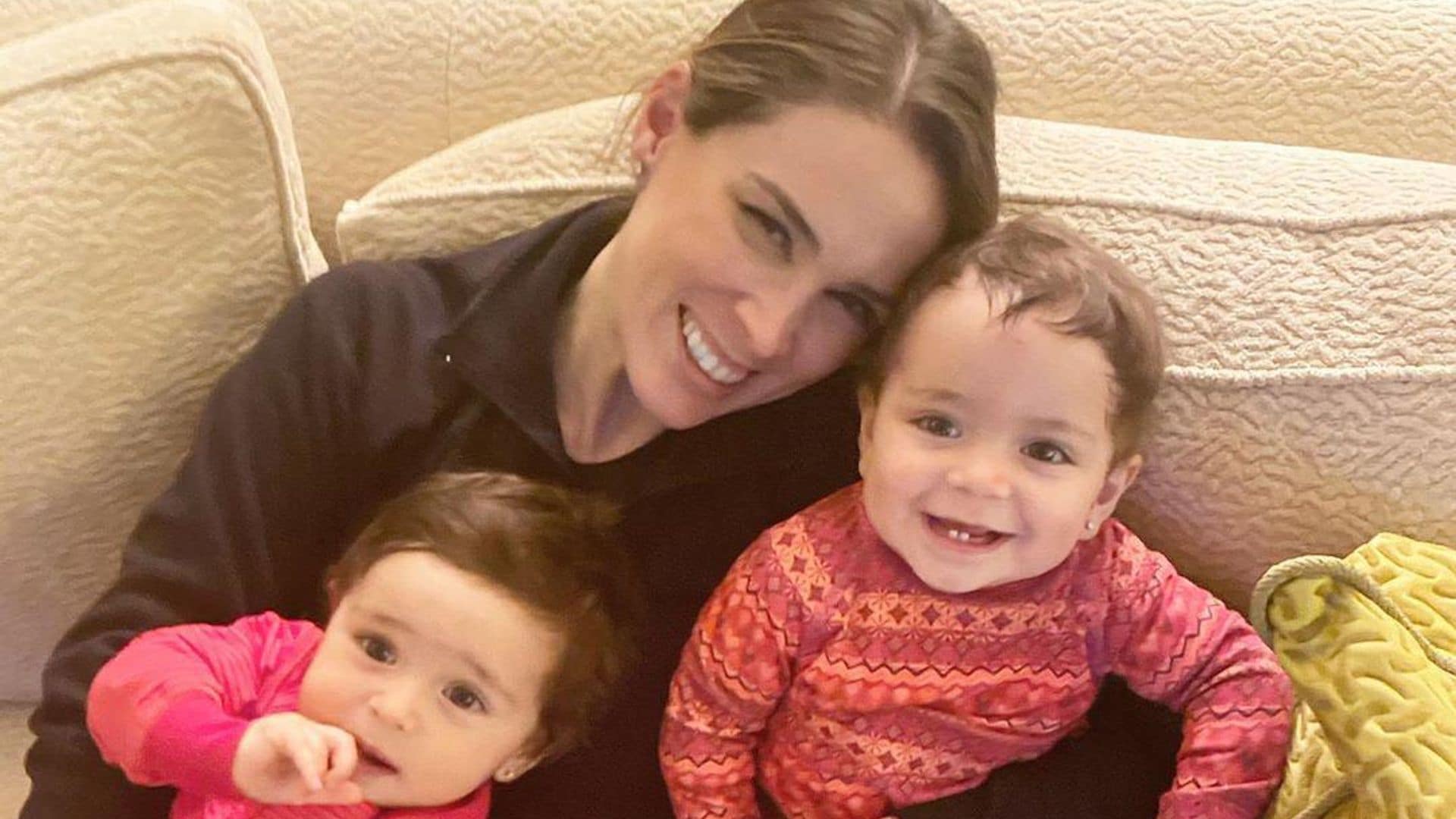 Jacky Bracamontes está aislada con sus gemelas, lejos de su esposo y sus hijas mayores