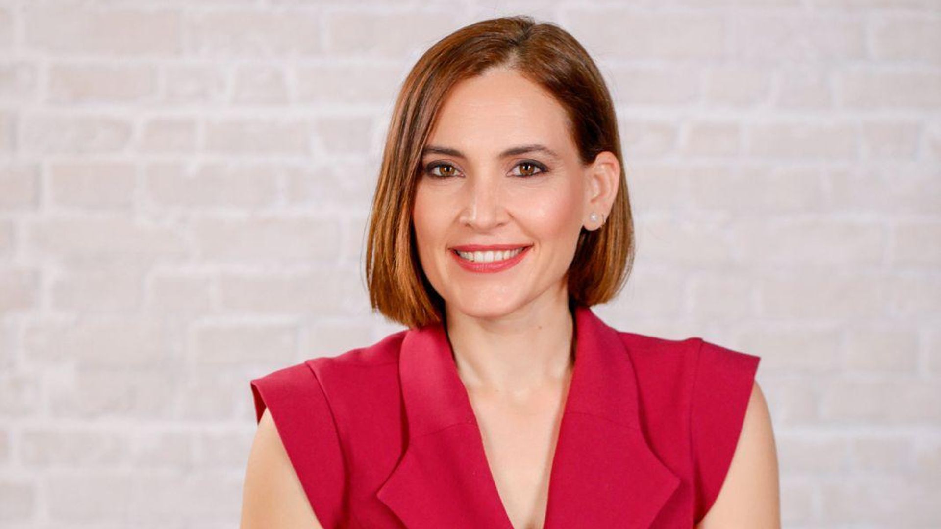 Boticaria García posando en la promoción de su libro Mujeres de Hierro
