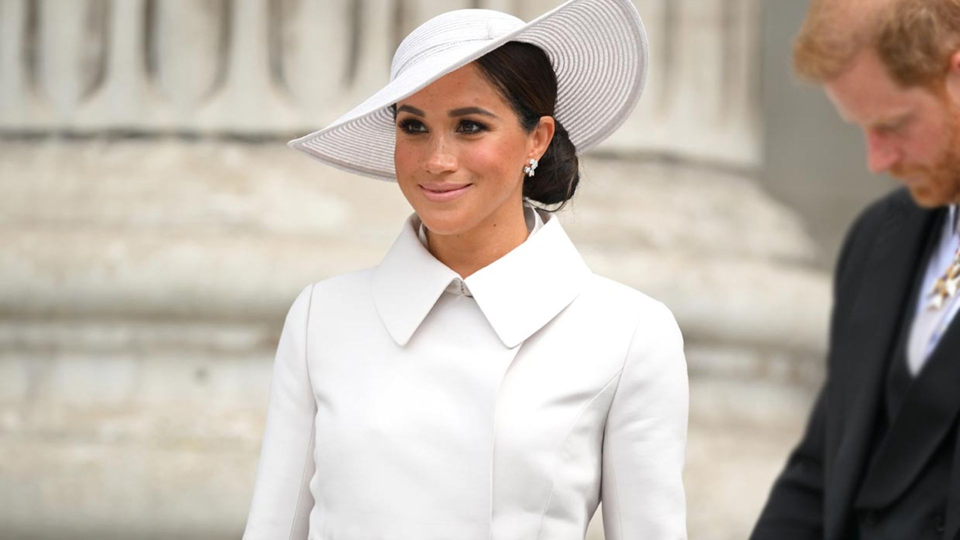 Meghan apuesta sobre seguro y reaparece con un abrigo-vestido 'muy Kate'