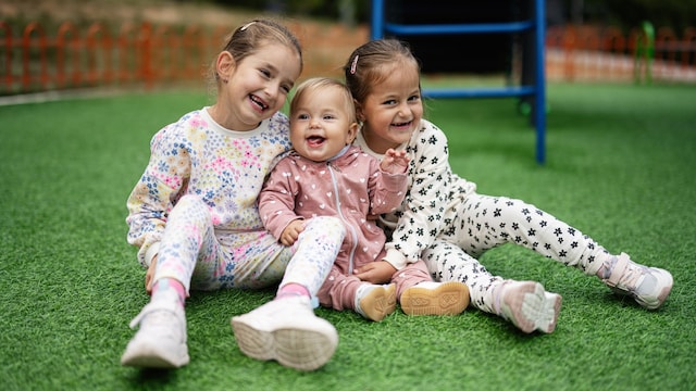 Tres hermanas jugando al aire libre