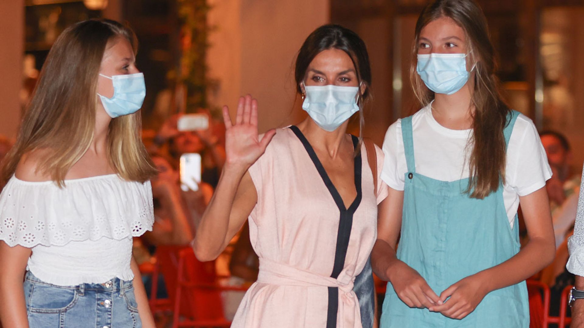 La reina Letizia estrena un nuevo vestido 'midi', el básico de su maleta de vacaciones