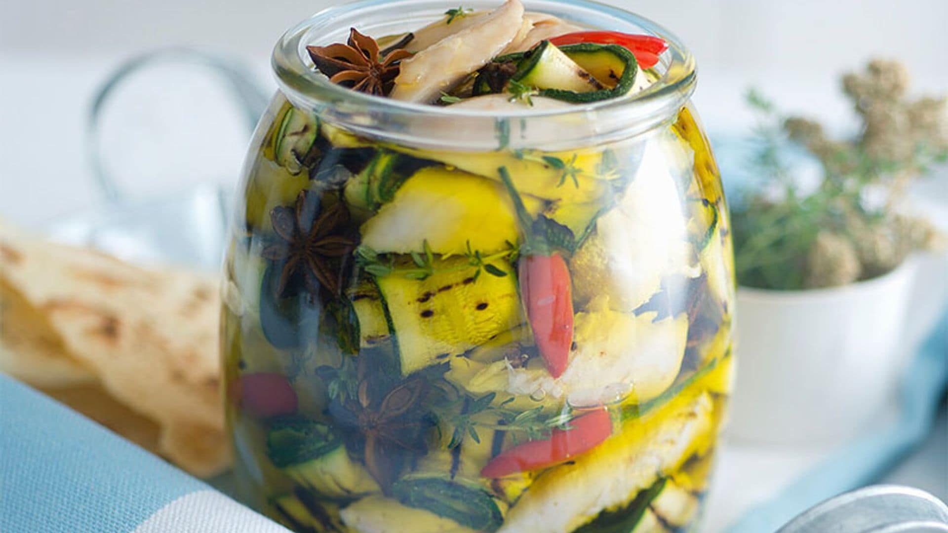 Pollo y calabacín en aceite de oliva con hierbas aromáticas y chile