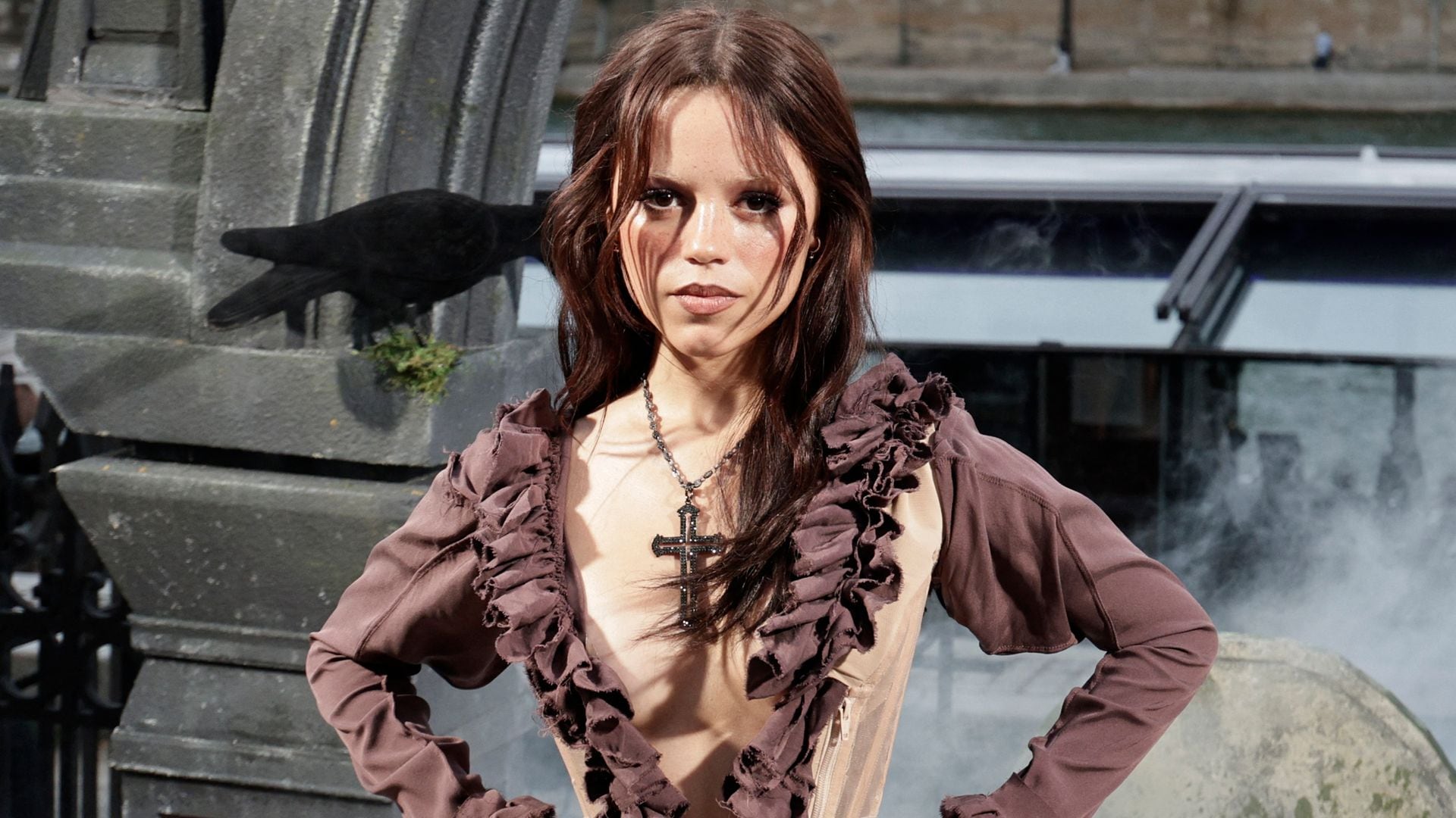 Jenna Ortega apuesta por diamantes y un escote a la cadera en París