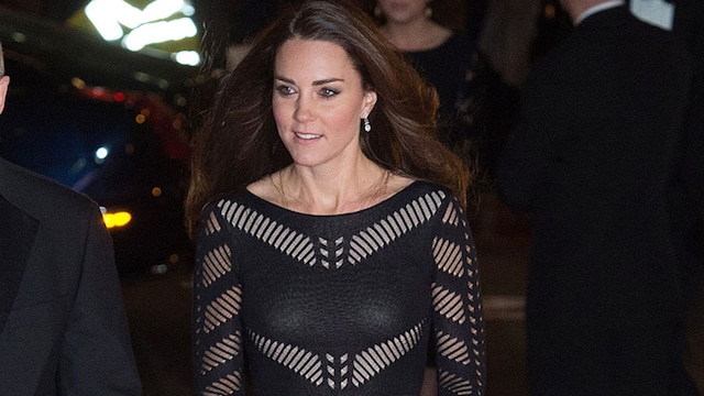 la duquesa de cambridge con un modelo transparente de temperley london