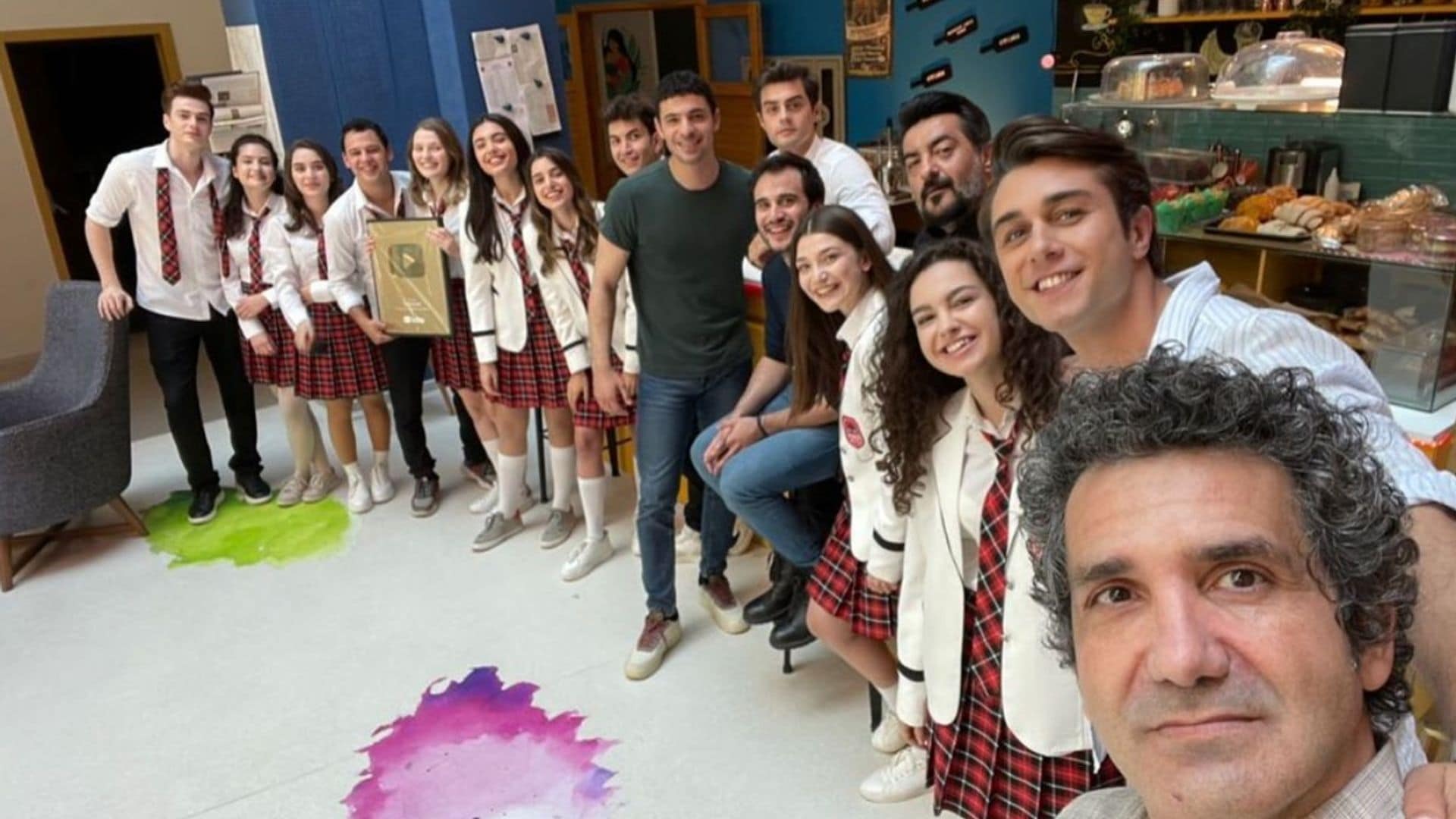 Descubre qué dos personajes de 'Hermanos' han ganado un premio por su historia de amor en la serie