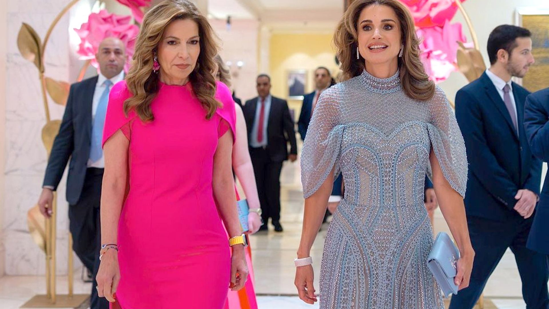 Rania se supera con un vestido semitransparente de Alta Costura y 'clutch' con mensaje