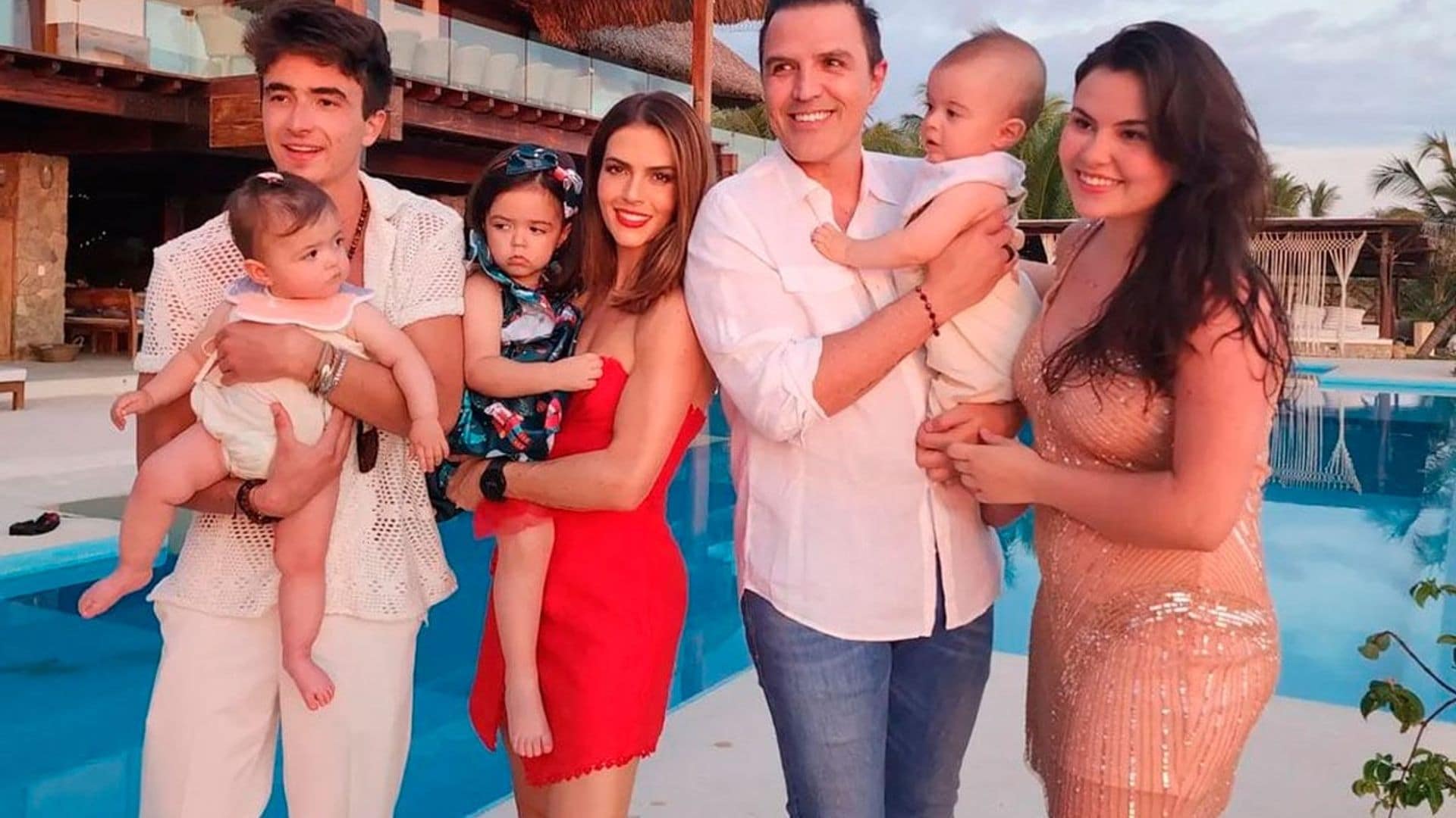 Claudia Álvarez presume su escapada con Bárbara Mori, los hijos de Billy y toda la familia Rovzar