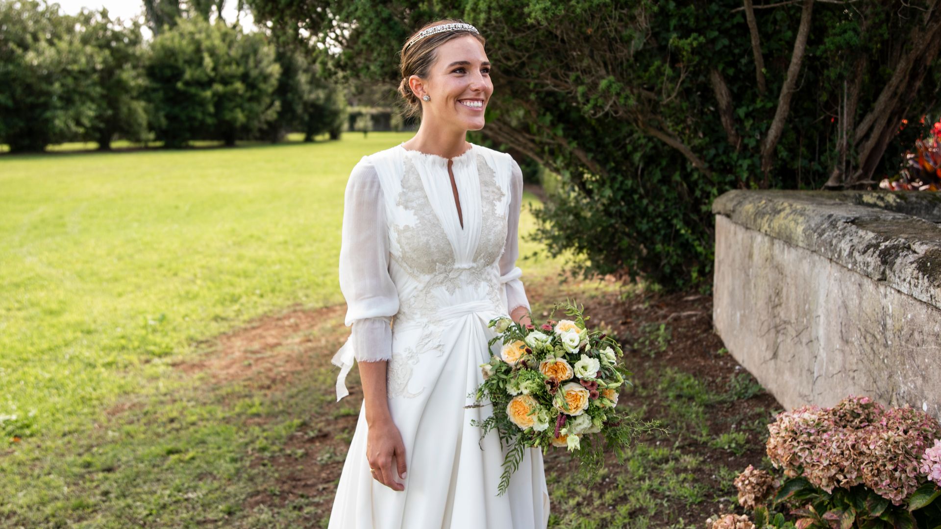 Cuando una pulsera se convierte en tiara: 8 novias que reinventaron esta joya en su boda