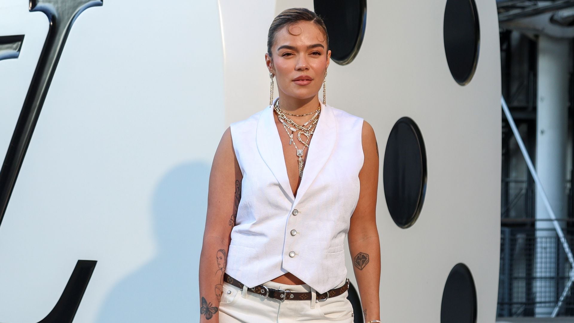 Karol G lidera la lista de los latinos invitados al desfile de Louis Vuitton en París