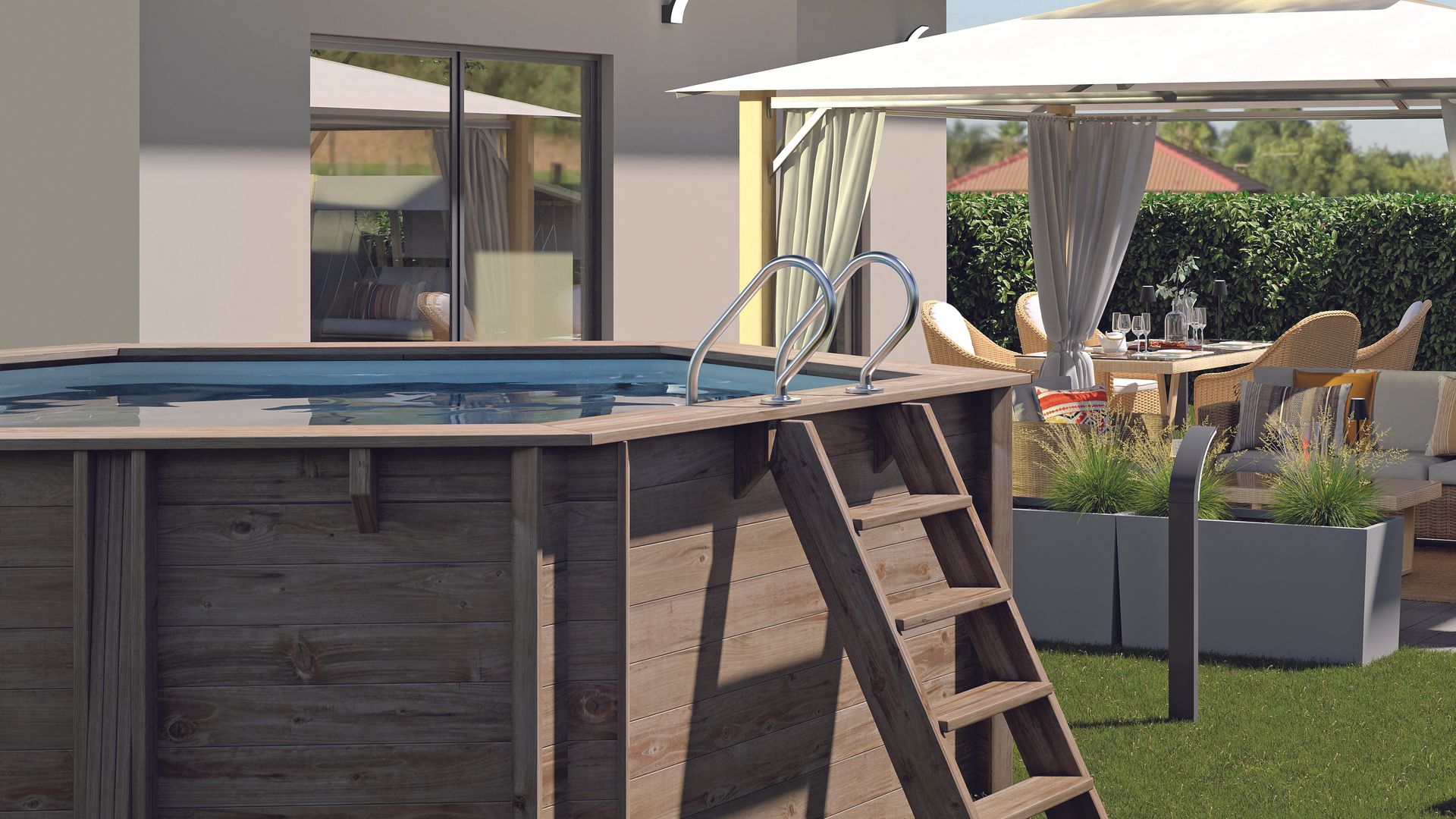 Casa con piscina desmontable de madera, con escalera y sombrilla blanca con comedor de verano
