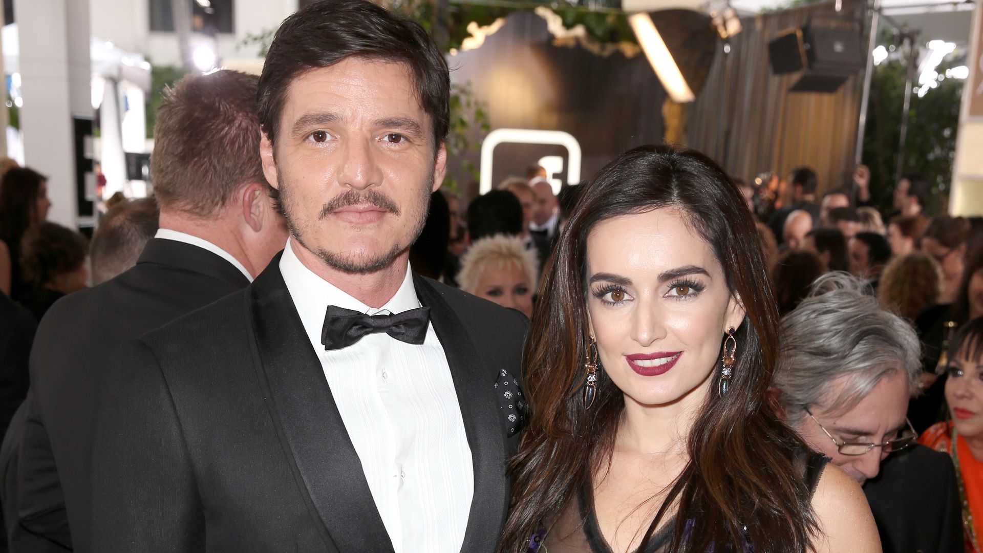 Pedro Pascal y Ana de la Reguera en los Golden Globes de 2016, en Beverly Hills, California.  