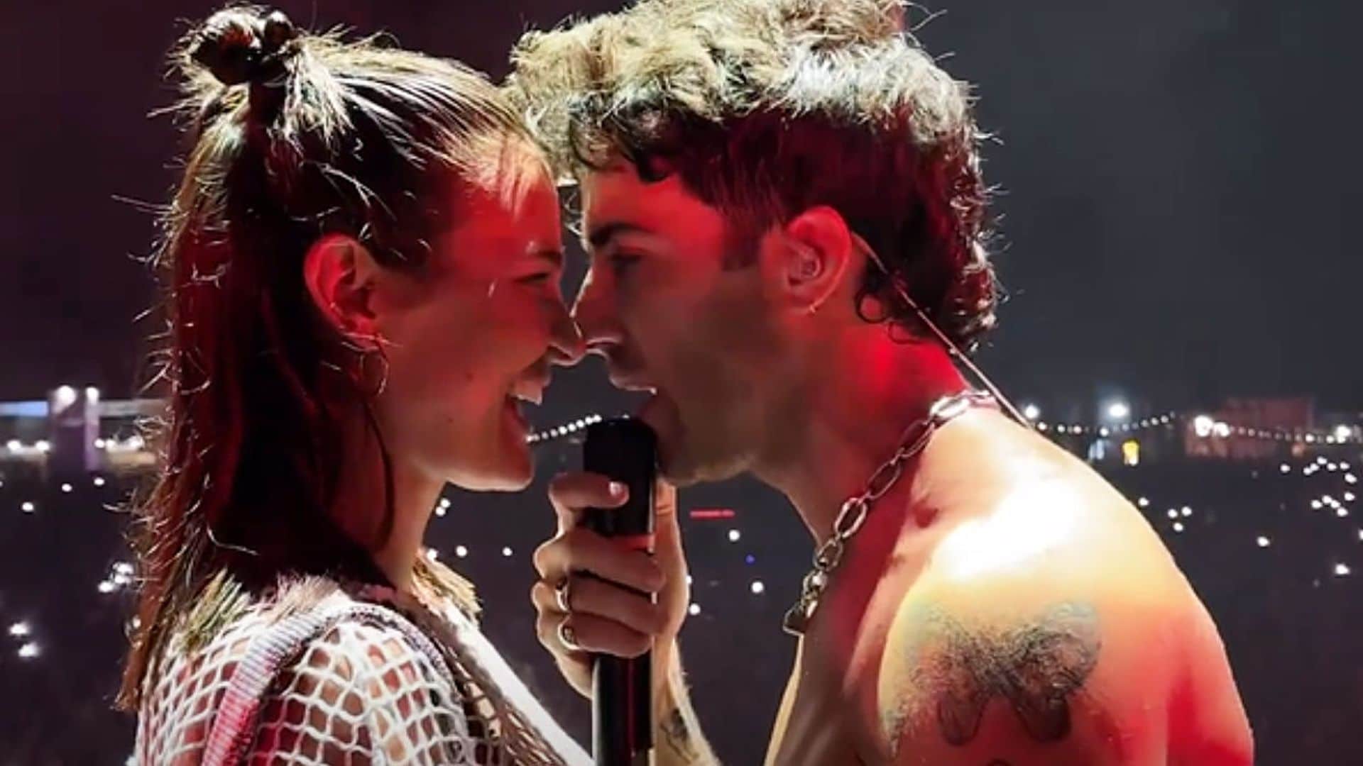 Álvaro de Luna sube a Laura Escanes al escenario y juntos protagonizan este romántico momentazo