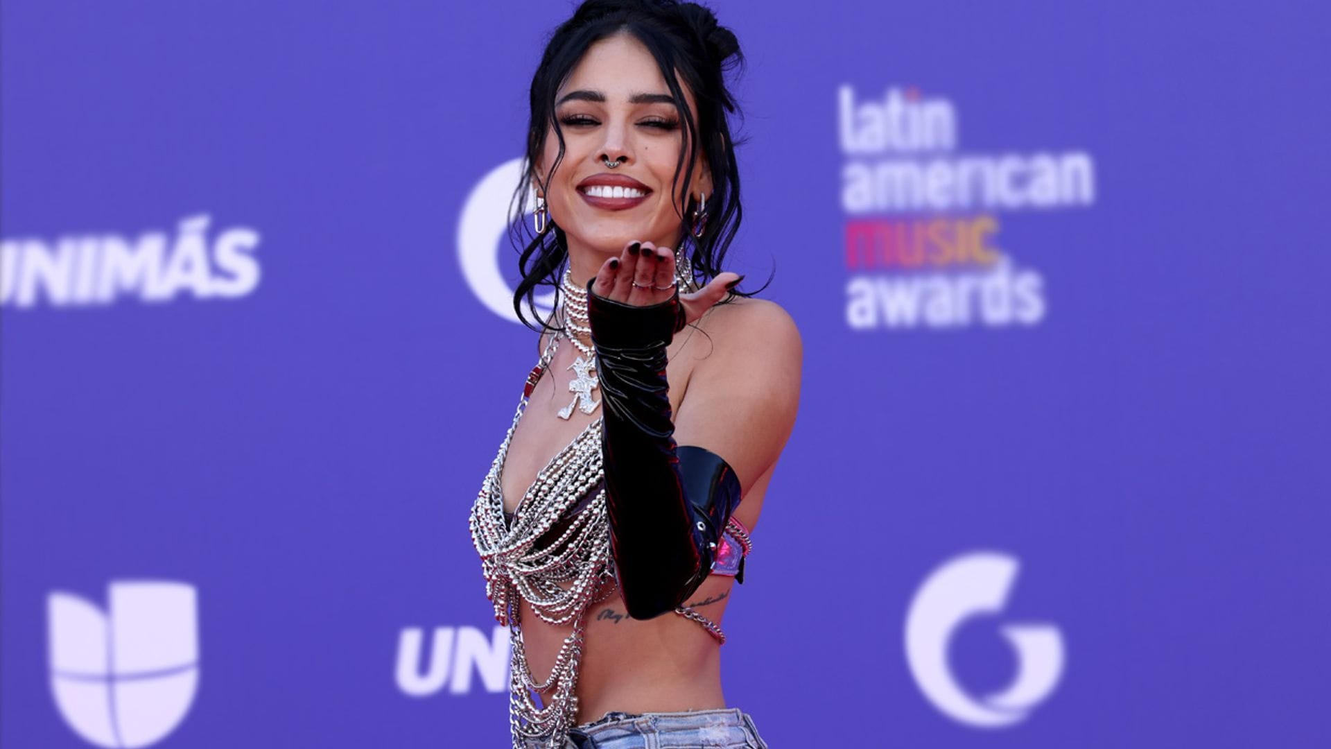 Danna Paola, irreconocible con un look de princesa gótica 'Y2K' en los Latin American Music Awards