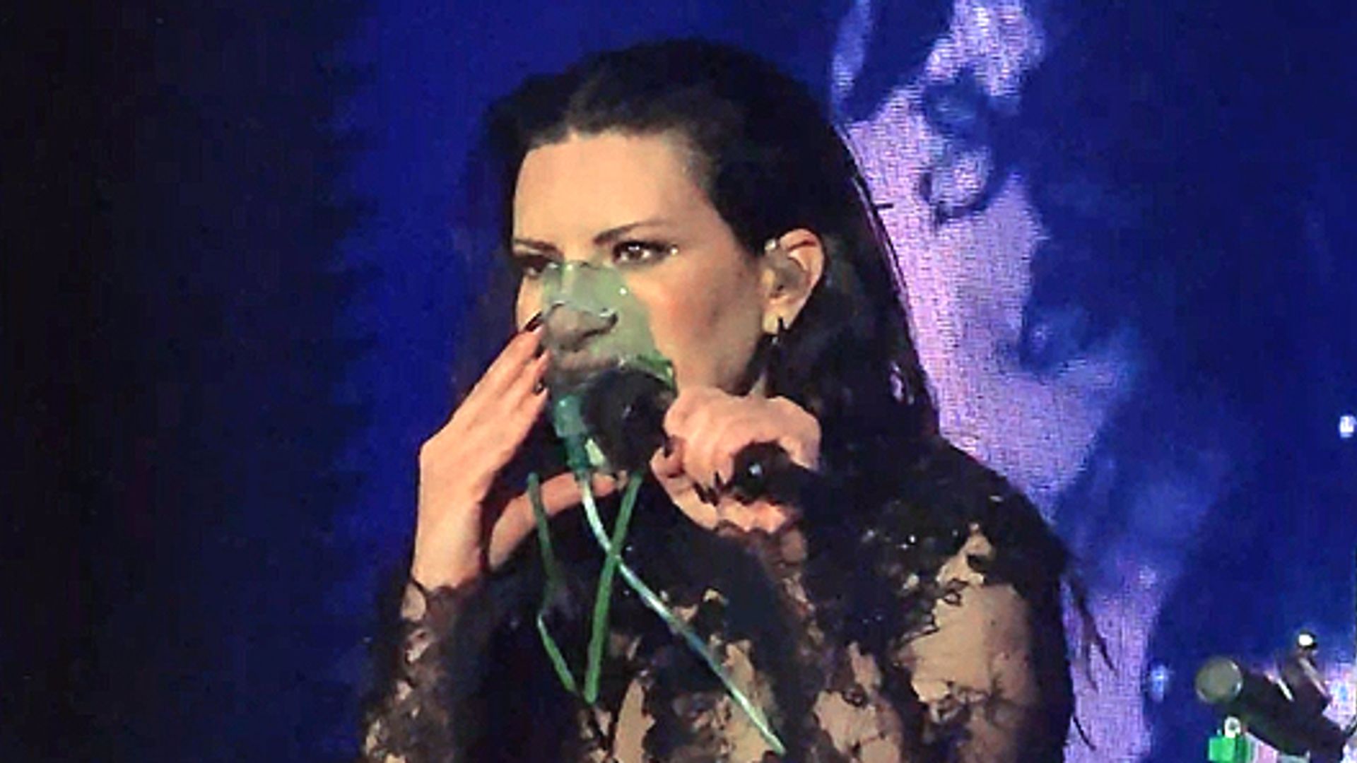 El motivo por el que Laura Pausini ha tenido que pedir una mascarilla de oxígeno en pleno concierto