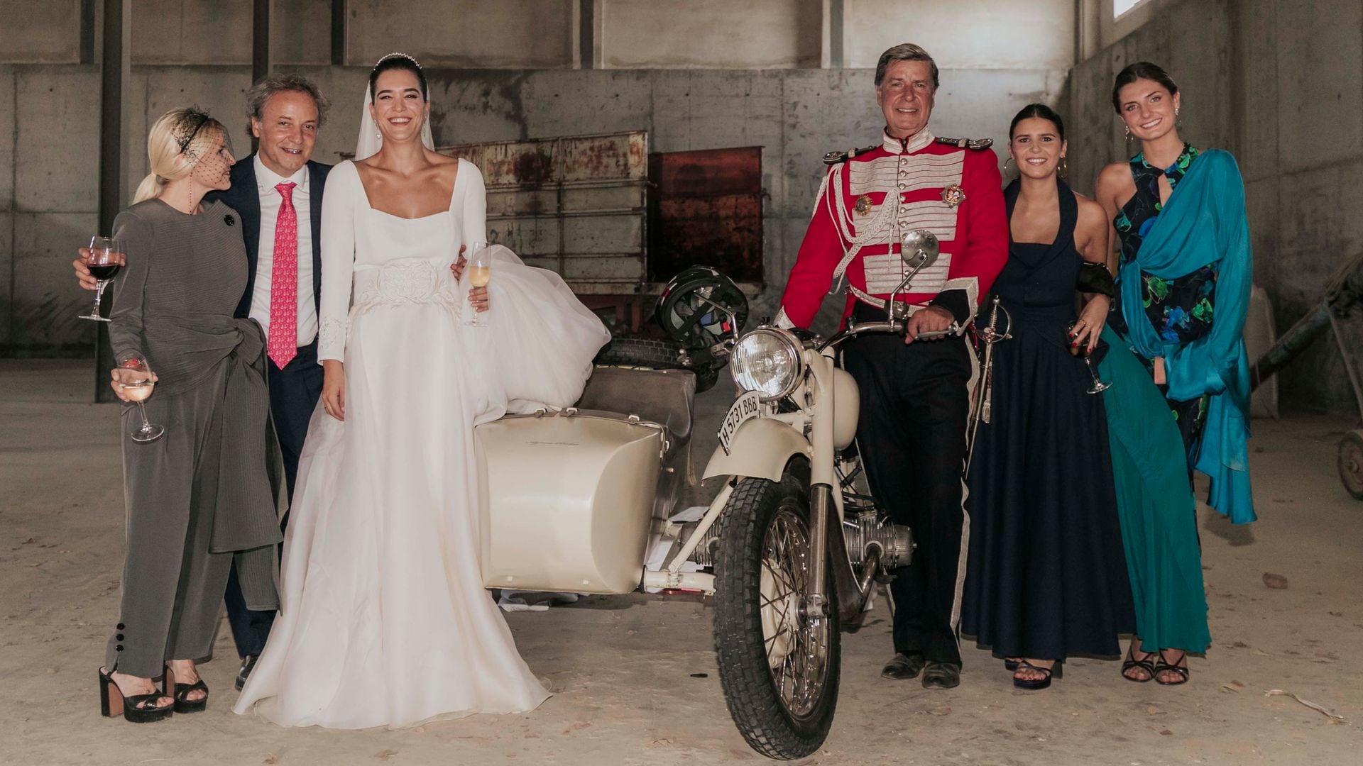 Eugenia y Narcís mostrándole su regalo de boda —una moto con sidecar— a Bárbara y Cayetano, que aparece acompañado de Tana y su hija, Amina