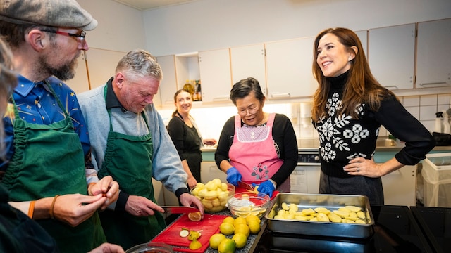 Mary de Dinamarca en unas cocinas en Copenaghe