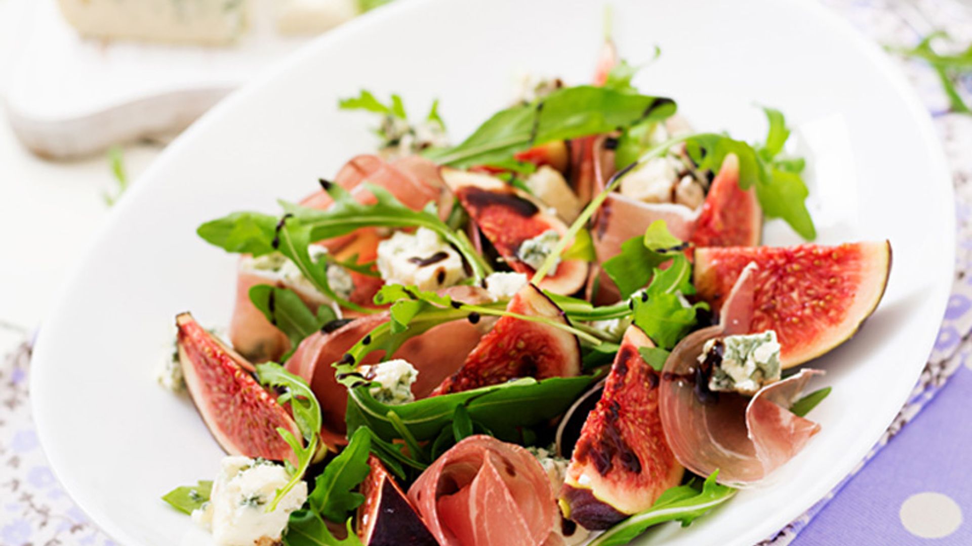 Ensalada de rúcula, queso azul e higos con jamón de Parma