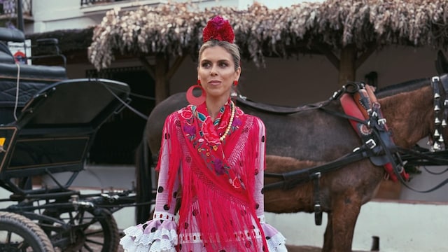 Manuela Villena con traje de lunares en El Rocío
