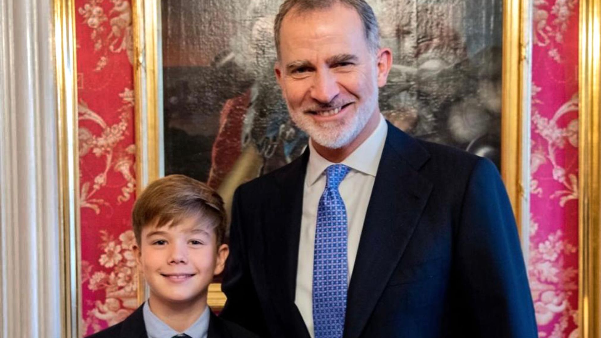 El rey Felipe posa sonriente y cómplice con su ahijado, el príncipe Vincent