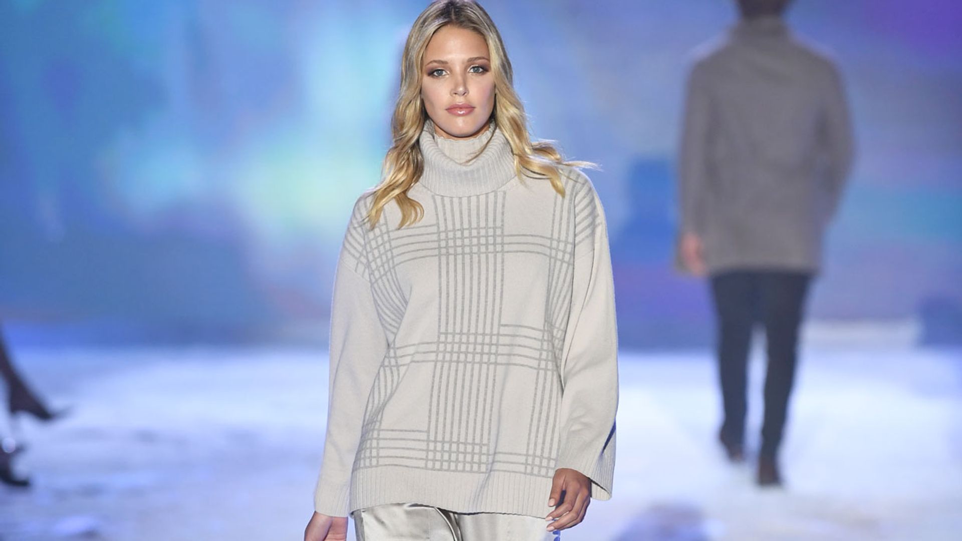 El desfile de Falconeri, un viaje al Ártico en punto, seda y cashmere