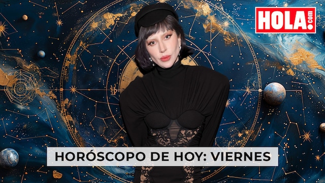 Lady Gaga en primer plano, de fondo la rueda del zodiaco