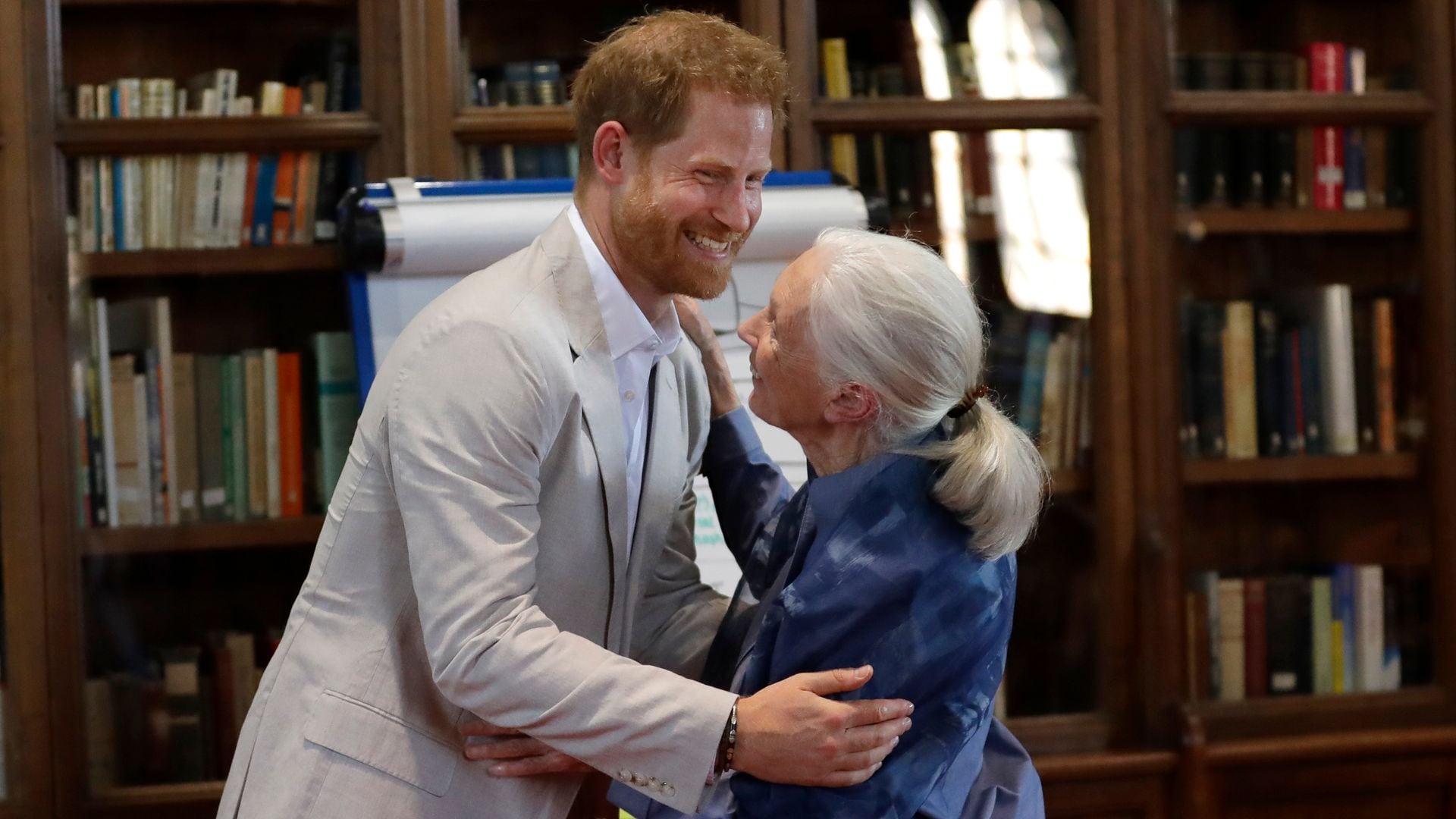 El emocionante vídeo del príncipe Harry bailando con Jane Goodall y haciendo el saludo del chimpancé
