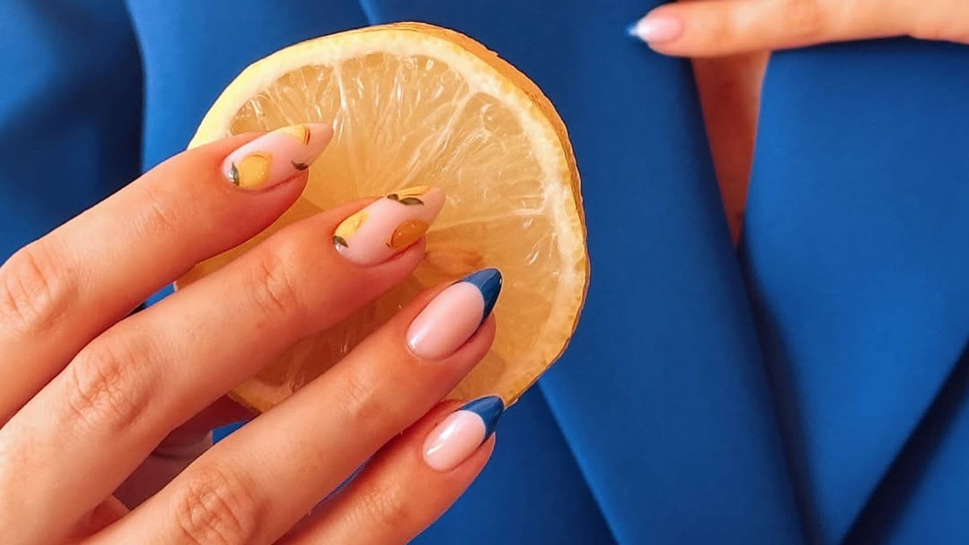 La manicura 'lemon nails' es divertida, alegre y resalta el bronceado