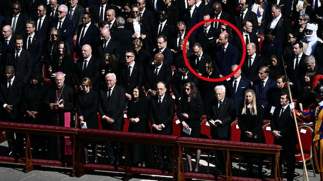 El verdadero motivo por el que el príncipe William se alejó de la realeza en el funeral del Papa