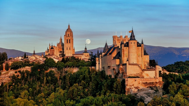 Imagen general del Alcázar de Segovia con la luna entre las montañas