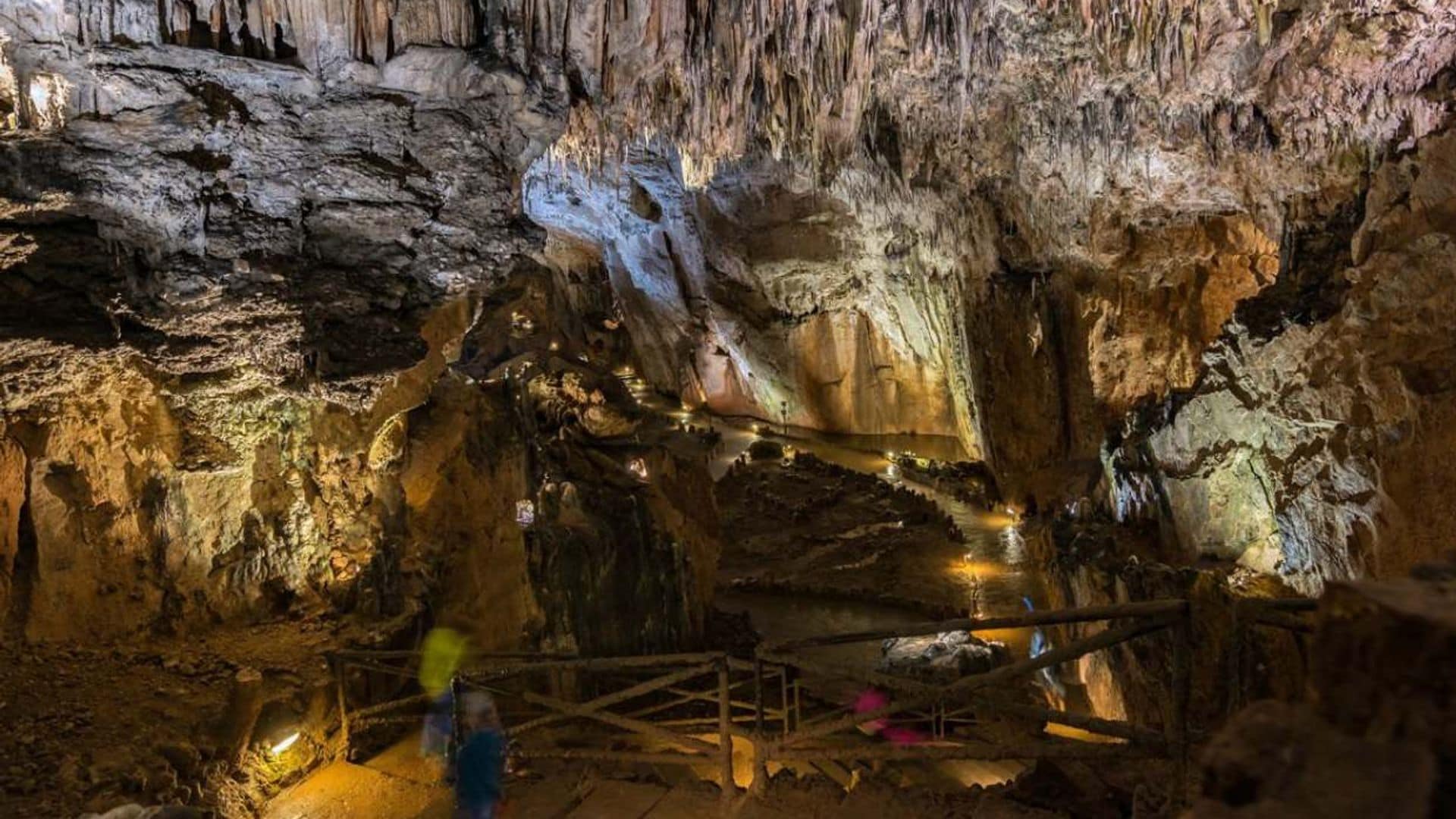 De las hoces de Vegacervera a la cueva de Valporquero, nos vamos de ruta por León