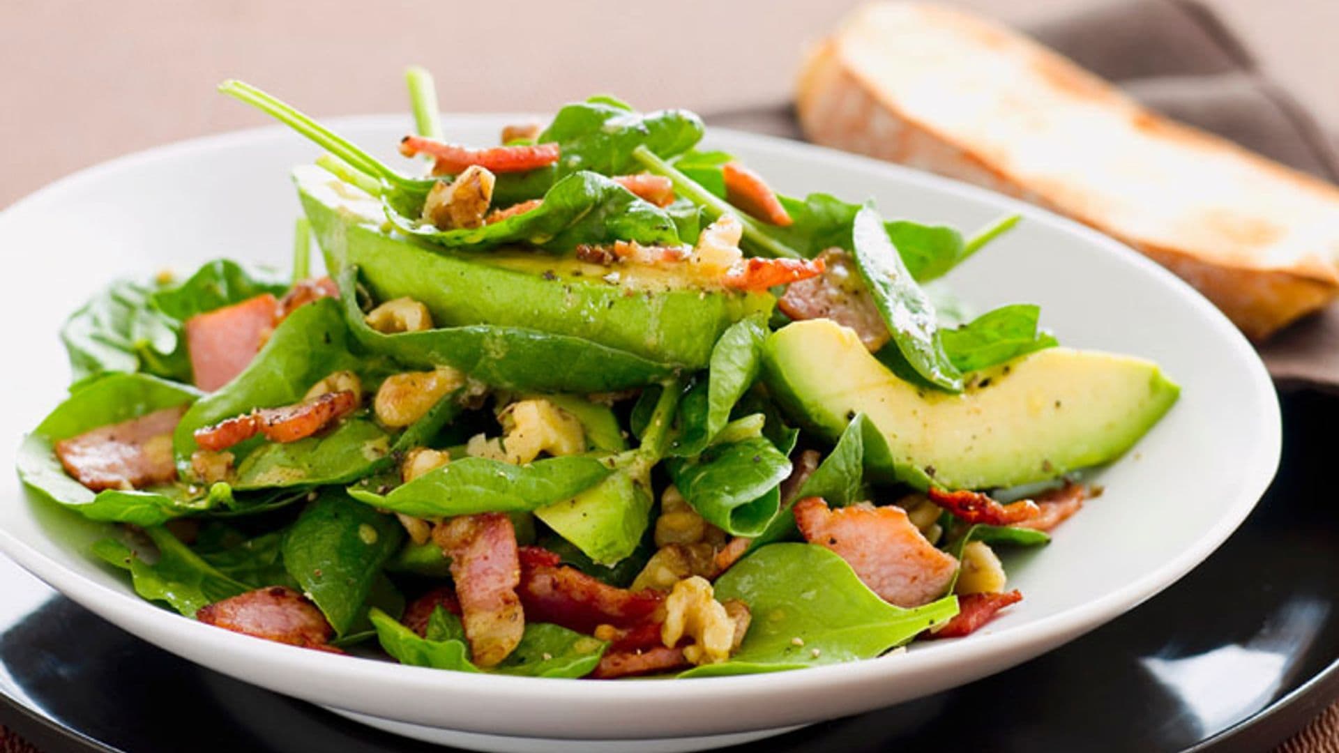 Ensalada de aguacate y beicon