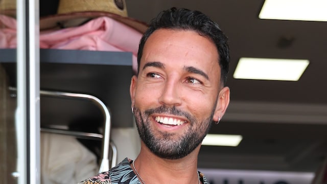 Plano medio de Omar Sanchez en un evento con camisa estampada de flores