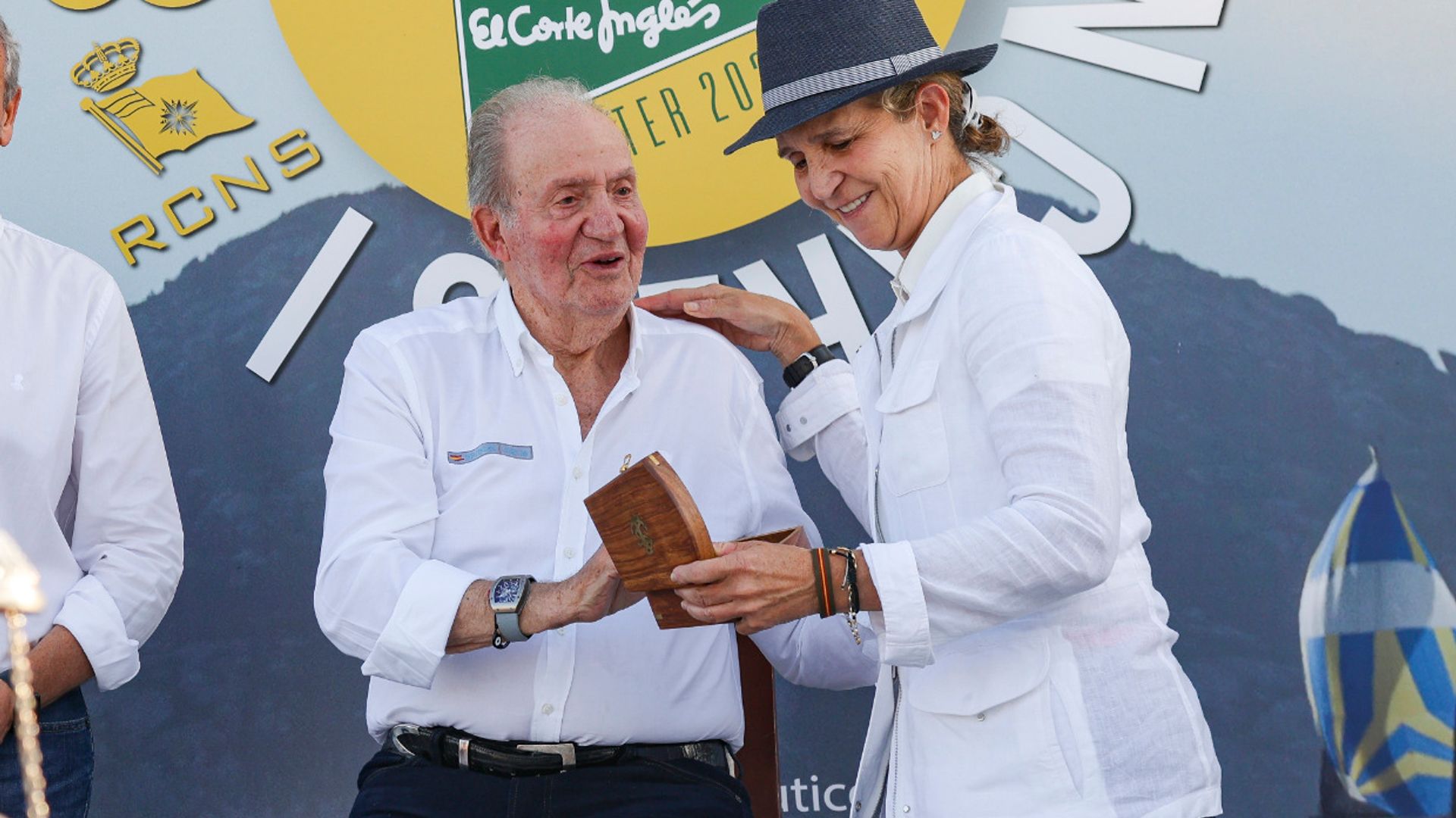 El cariño del rey Juan Carlos al entregar un premio a la infanta Elena que culmina una semana muy especial para él