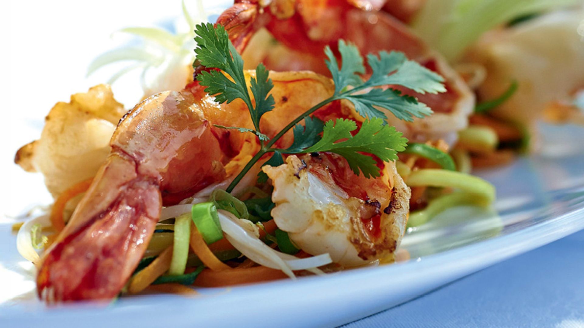 'Wok' de gambas con puerro y zanahorias